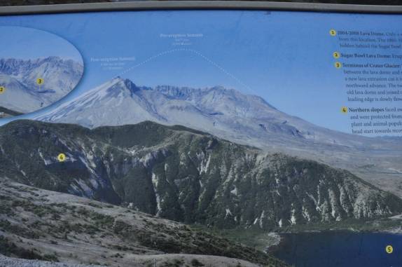 Placa mostra como o vulcão Santa Helena perdeu mais de 400 metros de altura na grande erupção de 1980, no estado de Washington, oeste dos Estados Unidos